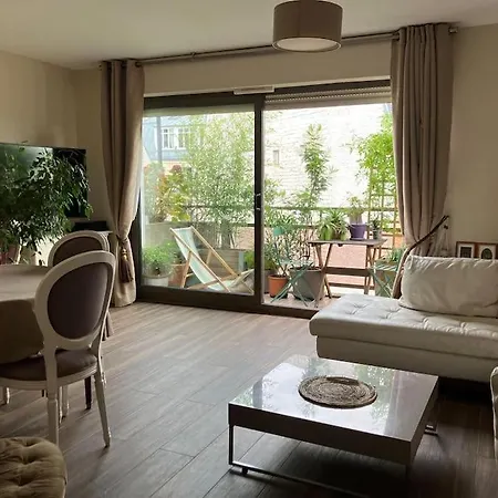 Apartment Eiffel Tower View - Balcony - Trocadero Paris